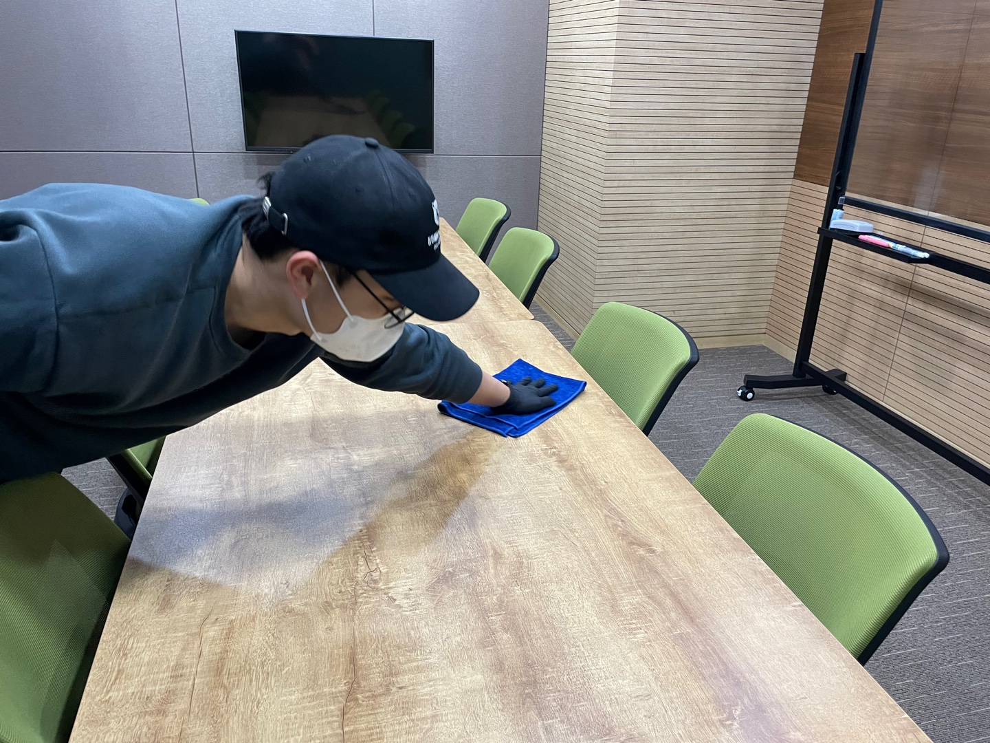 사무실청소는 정기적인 관리가 필수적입니다. 지속적인 관리는 직원의 건강과 직결됩니다.